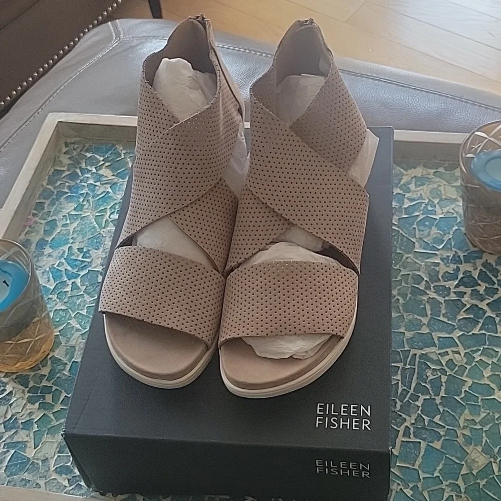 Eileen Fisher Voice Nubuck Sandal in Earth